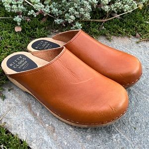 Kitty Clog Studio traditional wooden clog. Made in Sweden cumin brown
